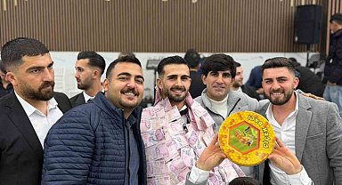 Siirt'te gelin ve damada altın yerine 1 kilo bal takıldı