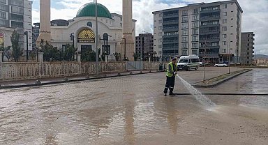 Siirt'te kaldırım ve caddeler yıkanarak dezenfekte edildi