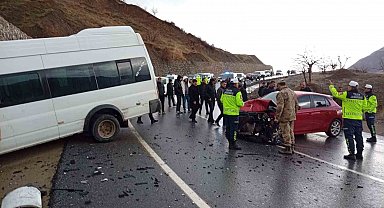 Siirt'te öğrenci servisi ile otomobil çarpıştı: 12 yaralı