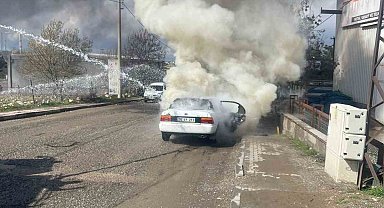 Siirt'te seyir halindeki otomobil alevlere teslim oldu