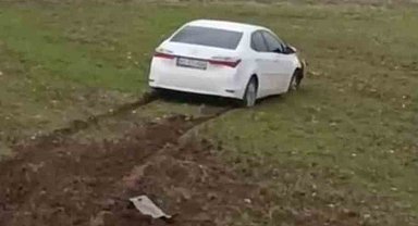 Siirt'te yoldan çıkan otomobil tarlaya girdi