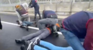 Silahla tehdit edilerek evine girilen kadının ellerini bağlayıp yüz tanıma sistemiyle hesabından 18 bin euro çektiler