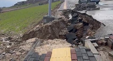 Silvan'da yağışlar nedeniyle yol ve kaldırım çöktü