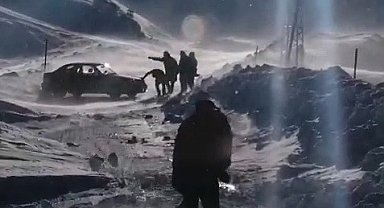 Sincik-Malatya yolunda mahsur kalan araç kurtarıldı