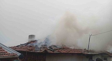 Sındırgı'da bitişik iki ev alevlere teslim oldu: 1 yaralı