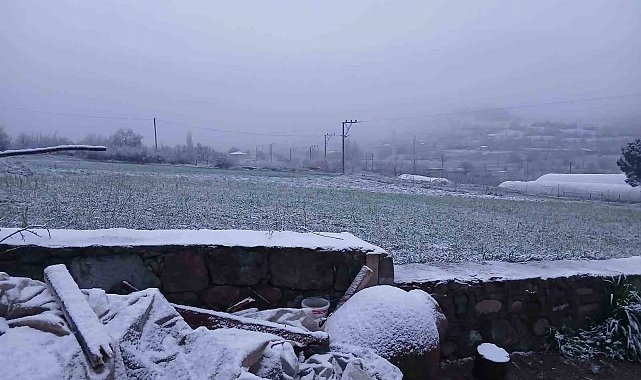 Sındırgı'nın yüksek kesimlerinde kar, merkezde yağmur etkili oldu
