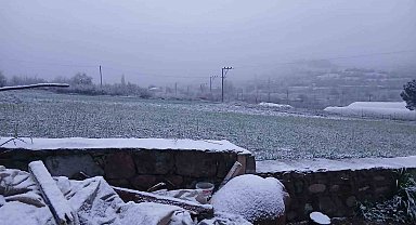 Sındırgı'nın yüksek kesimlerinde kar, merkezde yağmur etkili oldu