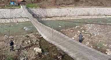 Sinop'ta fırtına asma köprüyü devirdi: 2 yaralı