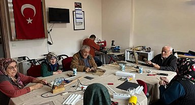 Sinop'ta huzurevi sakinleri, ceviz kabuğu ile minyatür eşyalar üretiyor