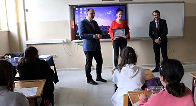 Sinop'ta öğrenciler için gönüllü çalışan öğretmen ödüllendirildi
