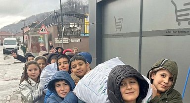 Sinop'ta öğrenciler topladıkları mavi kapakları derneğe gönderdi