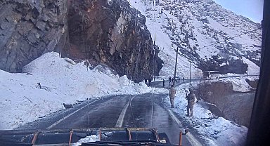Şırnak yoluna çığ düştü, karla kaplı yollar açıldı