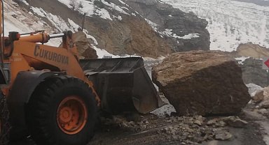 Şırnak'ta dev kaya parçaları yola düştü