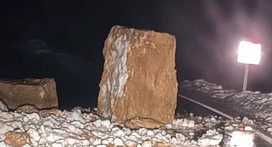 Şırnak'ta dev kayalar yolu kapattı