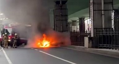 Şişli'de seyir halindeki otomobil alev alev yandı