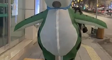 Şişme kurbağa kostümüyle caddede dolaştı, hem şaşırttı, hem gülümsetti