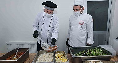 Sivas Belediyesi her gün 400 ihtiyaçlı ailenin iftar sofrasını kuruyor