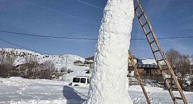 Sivas'ta 8 metre uzunluğundaki kardan adam kuleyi andırdı
