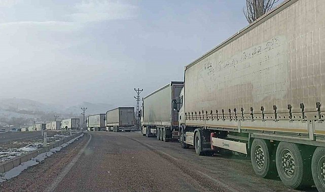 Sivas'ta tipi ulaşımı aksattı, kilometrelerce tır kuyrukları oluştu