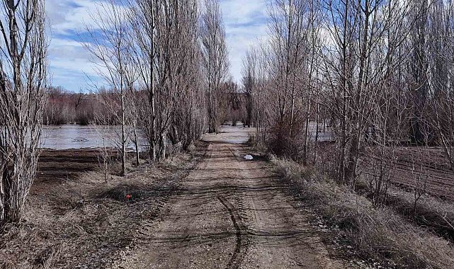 Sivas'ta yağan kar eridi, köy yolu tamamen su altında kaldı