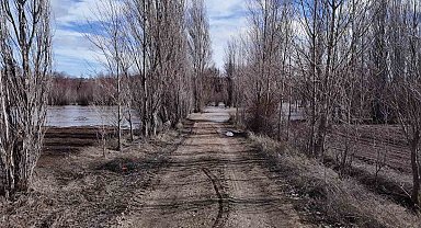 Sivas'ta yağan kar eridi, köy yolu tamamen su altında kaldı