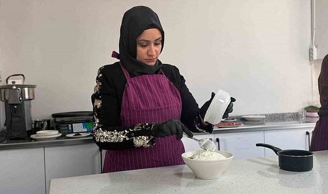 Siverek'te aşçılık kursuna giden kadınlar yöresel yemekler yapıp sofraları süslüyor