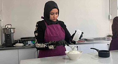 Siverek'te aşçılık kursuna giden kadınlar yöresel yemekler yapıp sofraları süslüyor