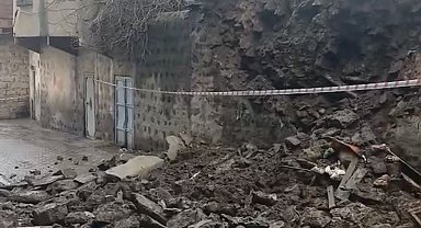 Siverek'te duvar çöktü: 2 çocuk saniyelerle kurtuldu