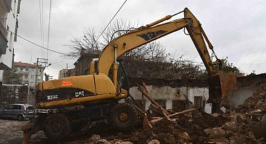Siverek'te tehlike oluşturan metruk evler bir bir yıkılıyor