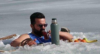 Soğuk suya sıcak dokunuş: Maceracı öğretmen buzu kırıp girdiği suda çayını yudumladı