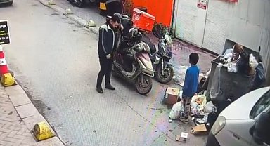 Soğukta üşüyen çocuğa ceketini çıkarıp veren kurye kameraya yansıdı