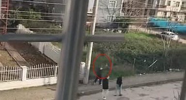 Sokak ortasında havaya ateş eden çocuk kamerada