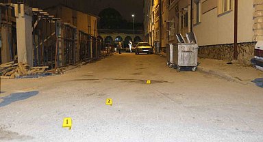 Sokak ortasında tüfekle rastgele ateş açıldı: Saçmalar bir araçla apartmanın kapısına isabet etti