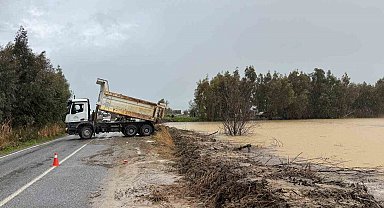 Söke Bağarası yolundaki taşkına ekiplerden anında müdahale