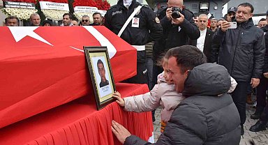 Son veda yürek yaktı: Küçük kız babasını tebessümle uğurladı