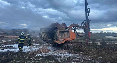 Sondaj çalışması yapan araç cayır cayır yandı