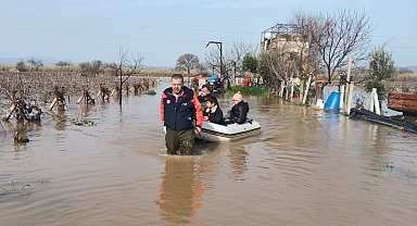 Su baskınında mahsur kalan 4'ü çocuk 5 kişi kurtarıldı