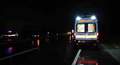 Su birikintisine giren otomobil refüje düştü: 1 yaralı