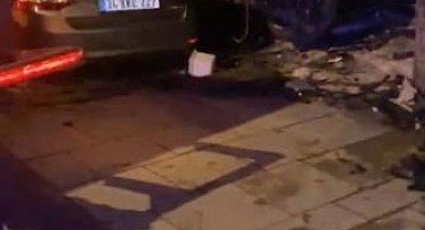 Sultanbeyli'de otomobil araçların üstünden uçup iş yerine girdi: Kaçan sürücü yakalandı