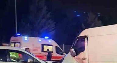 Sultanbeyli'de polis aracı ile otomobil çarpıştı: 3 yaralı