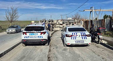 Sultangazi'de beton mikseri devrildi: Sürücü yaralandı