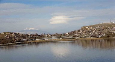 Süphan Dağı üzerinde oluşan mercek bulutu görenleri hayran bıraktı