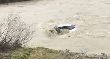 Sürücü kıyıya çıktı, otomobil suda kaldı: Vatandaşlar halatla müdahale etti