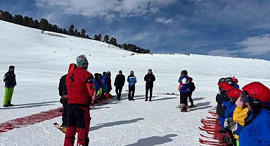 Susuz Kaymakamı Tutal'dan geleceğin kayakçılarına moral ziyareti