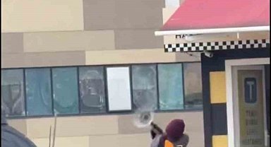 Taksi bulamayınca durağı böyle dağıttı, görenler şoka girdi