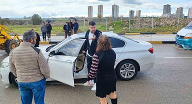 Tapulu arazilerine yol yapılan vatandaşlar, yolu kapatınca bir kişi silah gösterip geçti