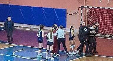 Taraftar sahaya atladı, maç seyircisiz tamamlandı