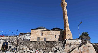 Tarihi caminin istinat duvarı çöktü, o anlar kameralara yansıdı