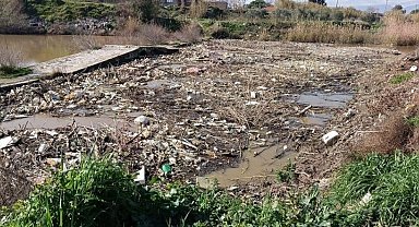 Tarihi taş köprü temizlendi, doğaseverler "yüzer bariyer" istedi