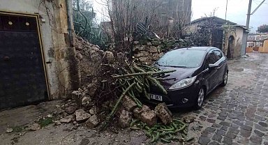 Tarsus'ta duvar çöktü, park halindeki araç zarar gördü